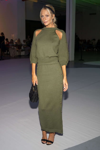 Poppy Delevingne en ensemble haut et jupe vert olive au d&eacute;fil&eacute; Adeam printemps-&eacute;t&eacute; 2024