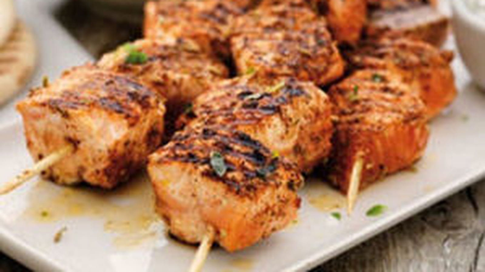 Brochette de saumon de Norvège et sa salade grecque