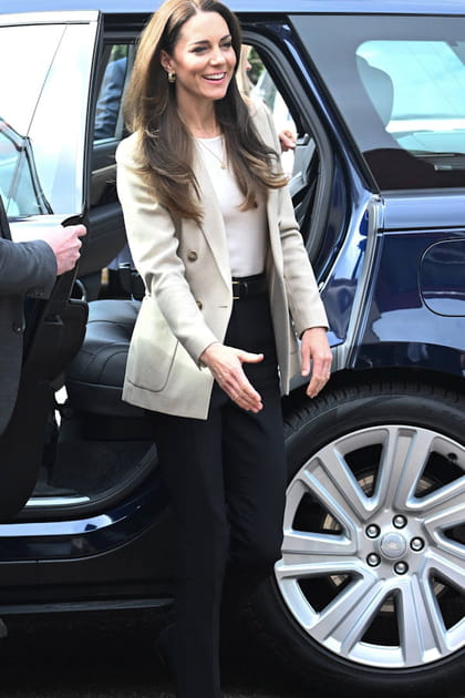 Kate Middleton en blazer beige Reiss et pantalon noir LK Bennett