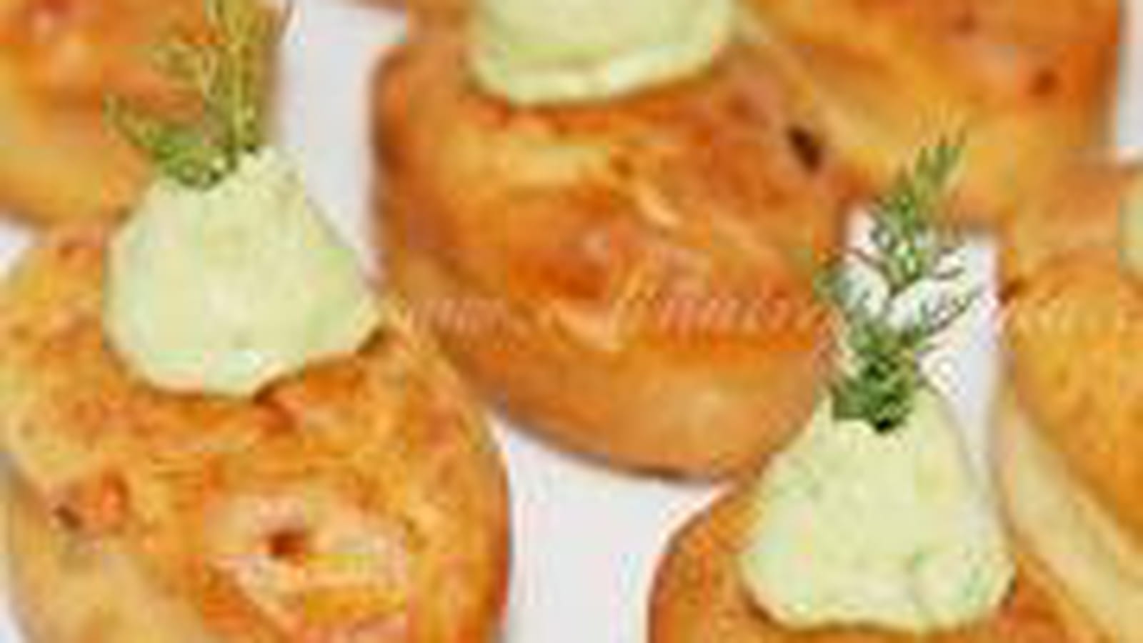 Mini cakes au saumon fumé et crème d'avocat