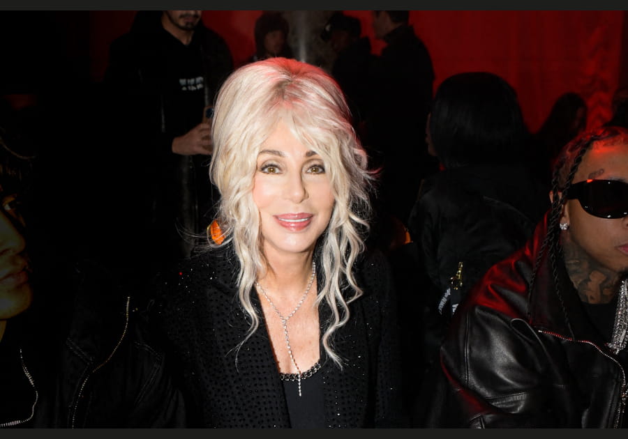 Cher, renversante avec sa coiffure bomb&eacute;e