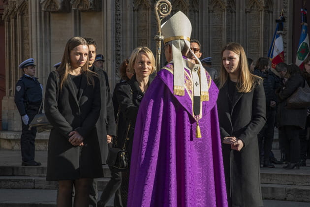 Obs&egrave;ques de G&eacute;rard Collomb&nbsp;: sa femme et ses filles le pleurent