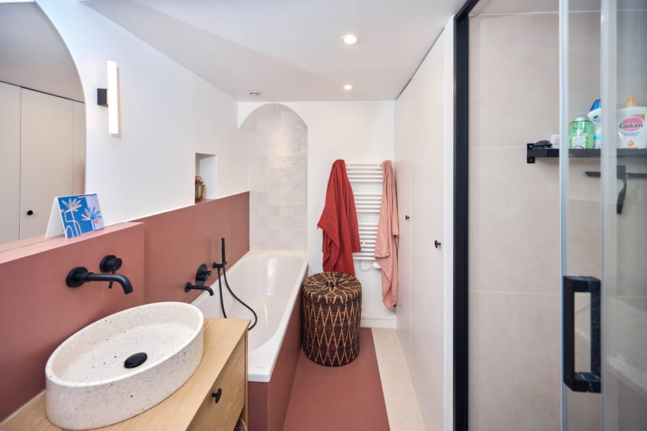 Apr&egrave;s&nbsp;: une salle de bains color&eacute;e et bien &eacute;clair&eacute;e