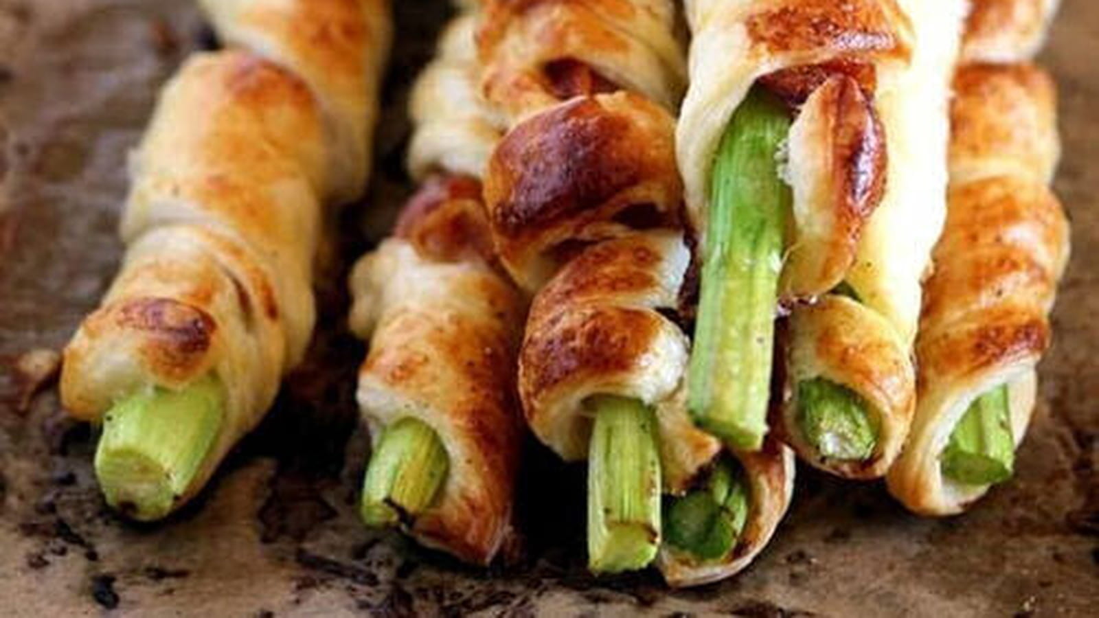 Feuilletés d'asperges vertes au jambon cru