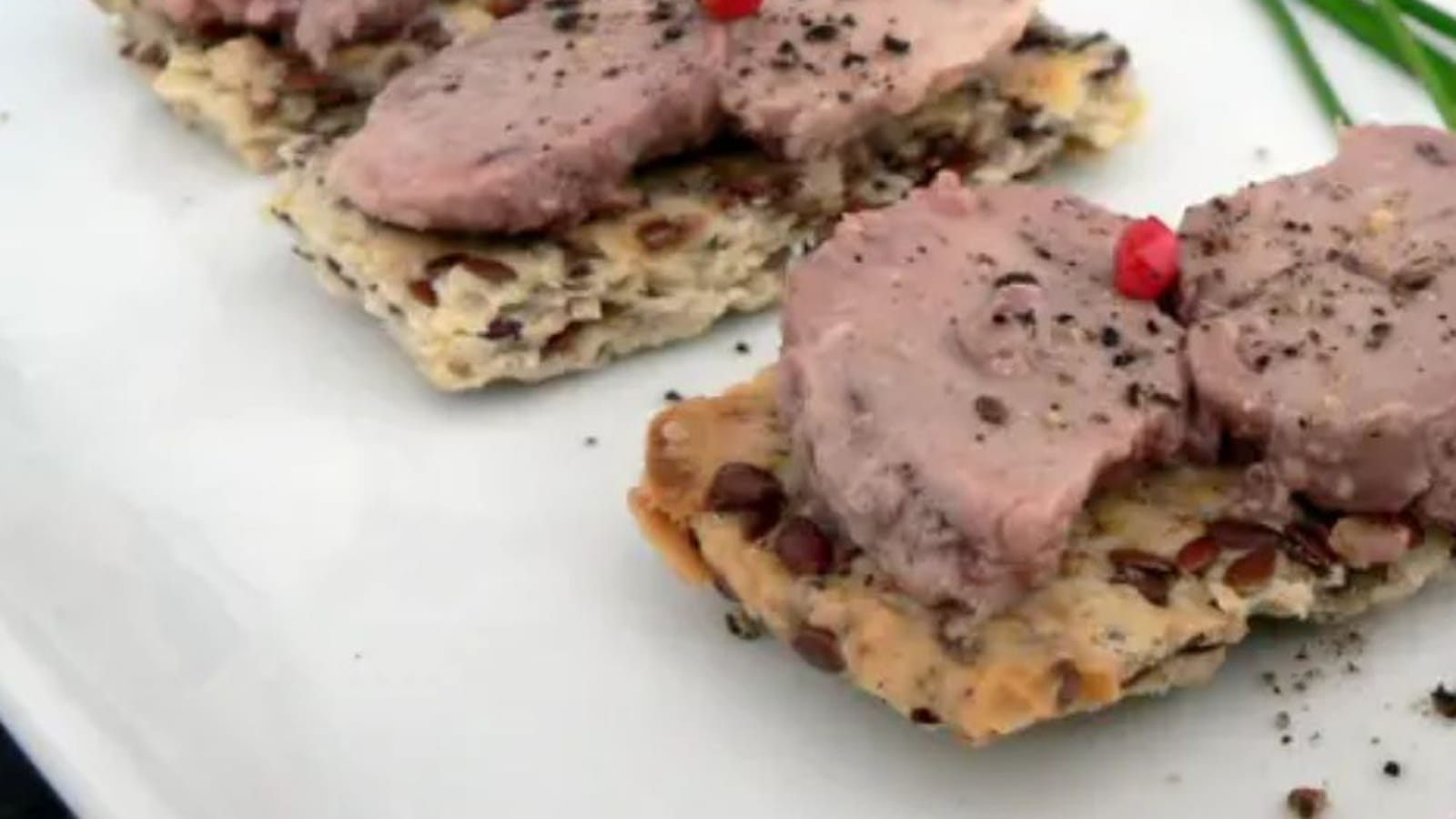 Foie de morue sur crackers de petites graines