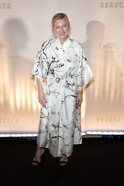 Anne-Elisabeth Lemoine en robe kimono noir et blanc