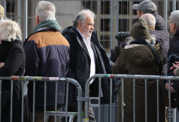 Rapha&euml;l Mezrahi rep&eacute;r&eacute; aux obs&egrave;ques d'Isabelle Mergault