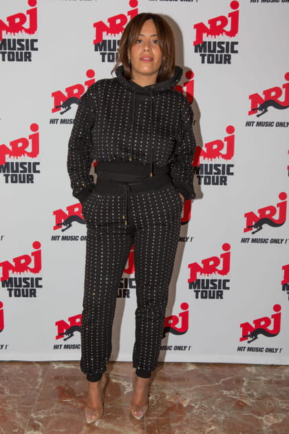 Amel Bent en hoodie clouté