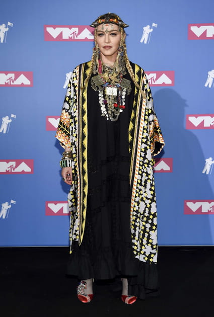 Madonna en robe noire et veste brodée