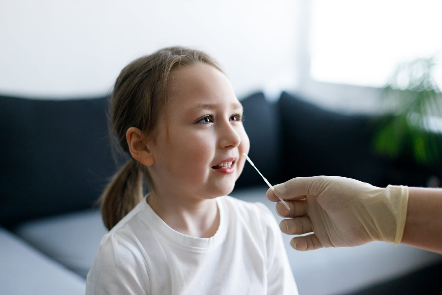 Enfant cas contact : protocole, école, que faire ?