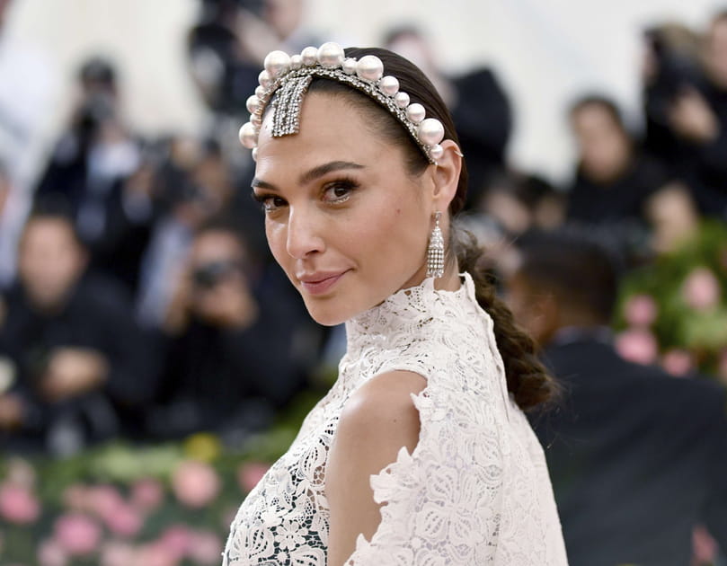 Gal Gadot avec un serre-t&ecirc;te &agrave; perles blanches XXL