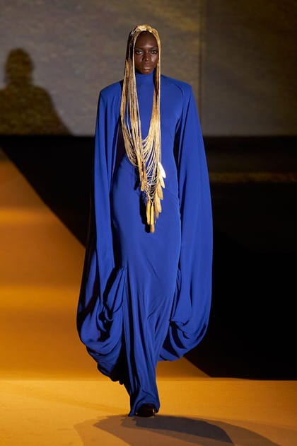 Robe bleue &agrave; manches XXL aper&ccedil;ue sur le d&eacute;fil&eacute; St&eacute;phane Rolland