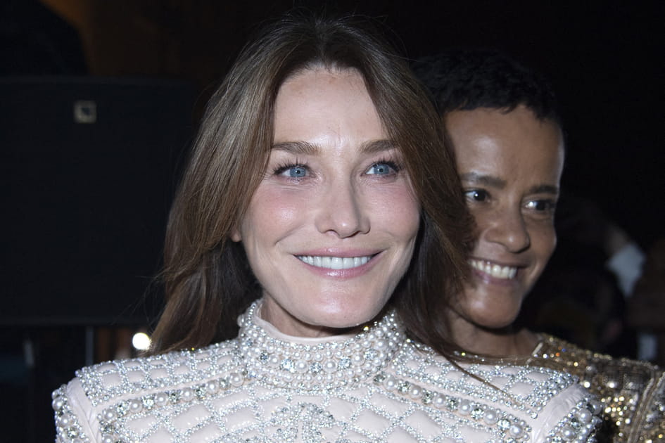 Carla Bruni, gracieuse avec sa bouche brillante