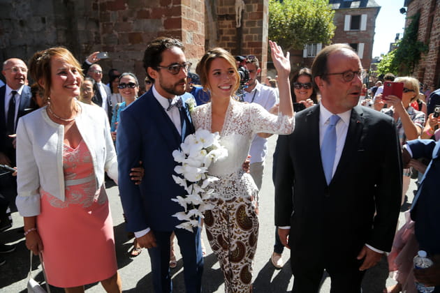 Les mariés, entourés de Ségolène Royal et François Hollande