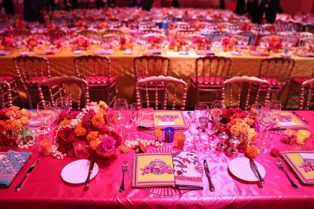 D&eacute;couvrez la d&eacute;coration de la table dress&eacute;e au Bal de la Rose 2023, sur le th&egrave;me Bollywood