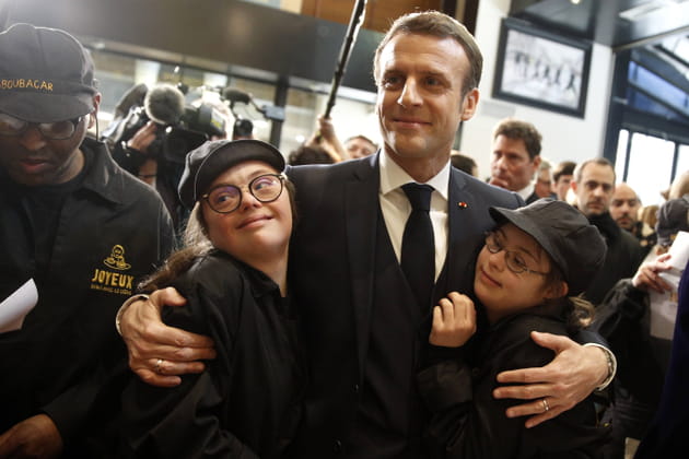 Pose chaleureuse entre Emmanuel Macron et les employ&eacute;es du Caf&eacute; Joyeux