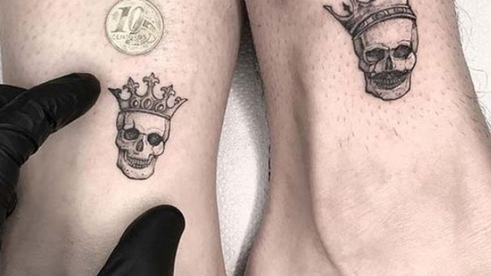 Tête de mort royale sur la cheville