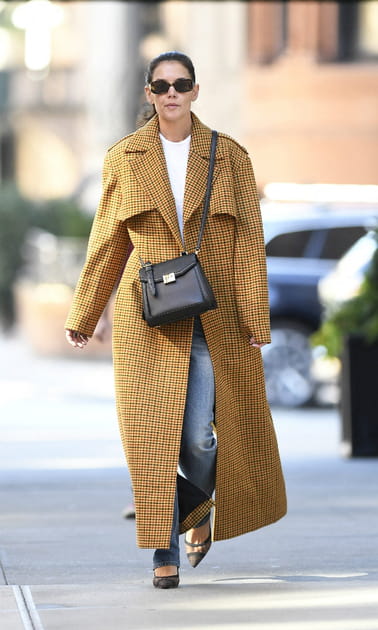 Katie Holmes en maxi manteau à carreaux