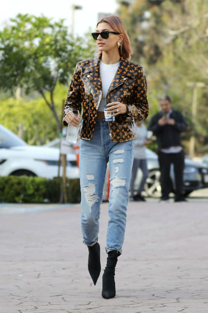 TOP&nbsp;: Hailey Baldwin street chic