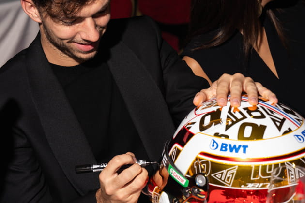 Pierre Gasly dédicace un casque au Gala Make-A-Wish 2023