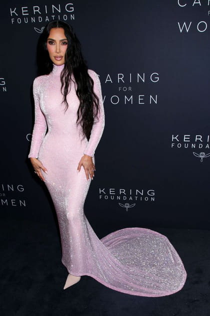 Kim Kardashian en robe moulante rose brodée de brillants