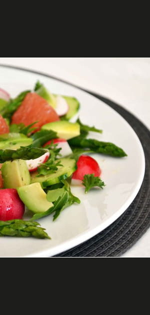 Salade d'asperges, radis et avocat au pamplemousse rose, vinaigrette &agrave; l'orange