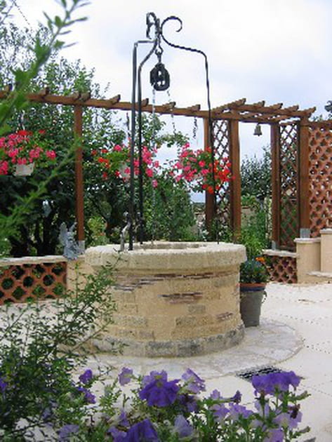 Un puits très décoratif sur la terrasse