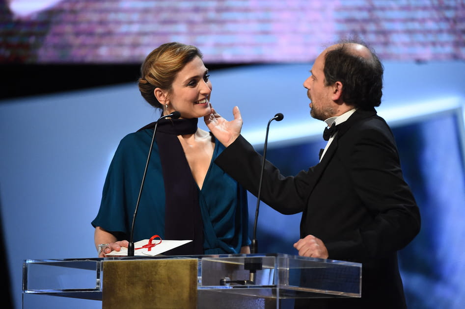 Julie Gayet, splendide avec son chignon torsad&eacute;