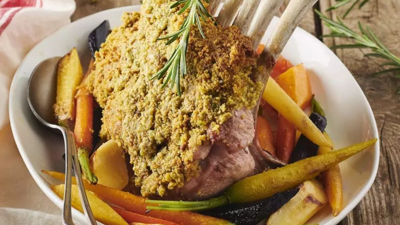 Carré d’agneau en croûte de pistaches et romarin, carottes couleurs et panais
