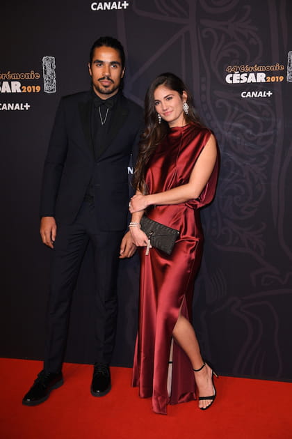 Oph&eacute;lie Bau en robe rouge accompagn&eacute;e de Rom&eacute;o de Lacour