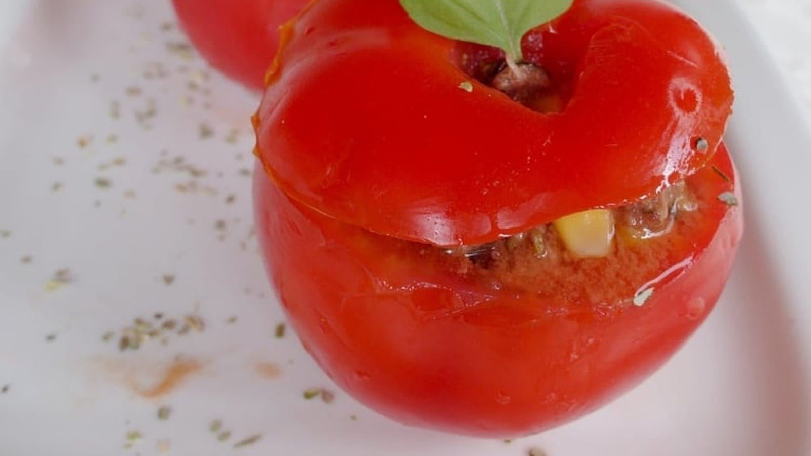 Tomates farcies froides au thon, maïs et olives