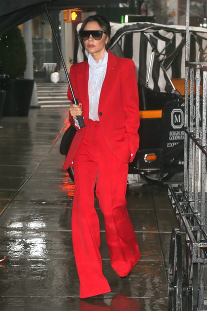 TOP : Victoria Beckham en costume rouge de sa marque