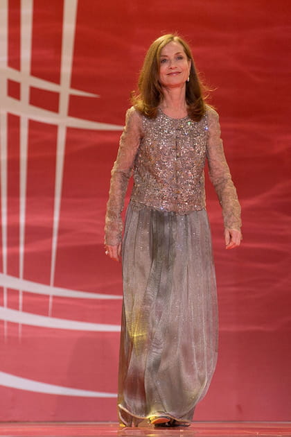 Isabelle Huppert en robe brillante