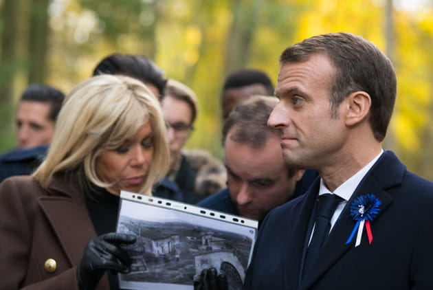 Brigitte Macron, toujours l&agrave; pour aider Emmanuel dans ses expos&eacute;s
