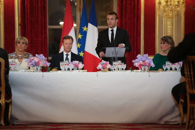 Brigitte et Emmanuel Macron attabl&eacute;s au c&ocirc;t&eacute; du Grand Duc et de la Grand Duchesse de Luxembourg