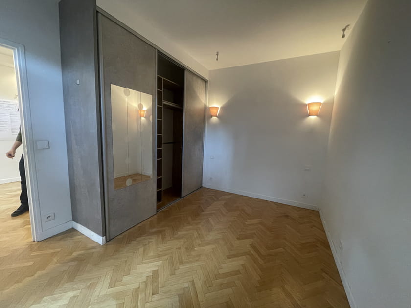 Avant&nbsp;: une chambre sombre o&ugrave; tout &eacute;tait &agrave; faire