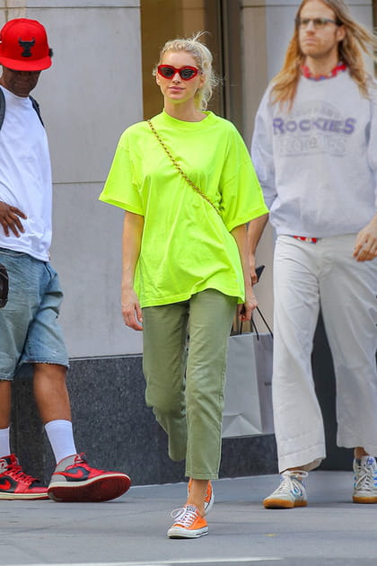 Elsa Hosk en T-shirt vert n&eacute;on et pantalon kaki
