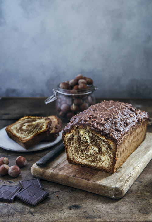 Cake marbré chocolat noir, couverture chocolat au lait noisettes concassées