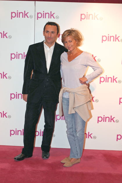 Claire Chazal en jean et top à encolure V