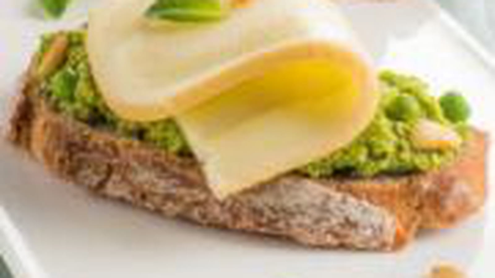 Tartines au fromage Merzer, dip de petits pois et pignons de pin