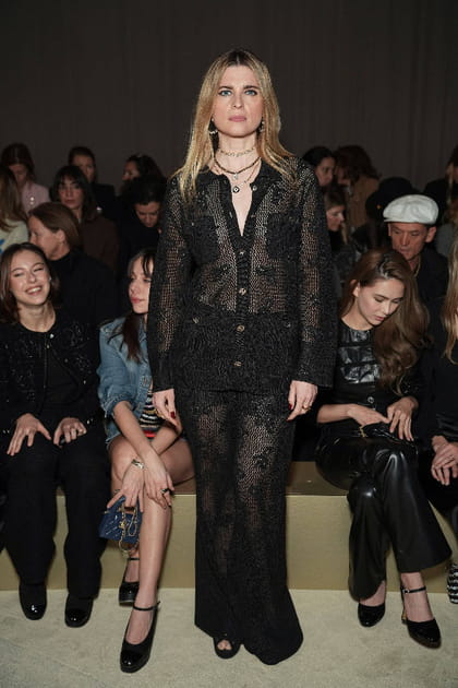 C&eacute;cile Cassel en ensemble noir ajour&eacute;&nbsp;au d&eacute;fil&eacute; Chanel haute couture printemps-&eacute;t&eacute; 2024&nbsp;