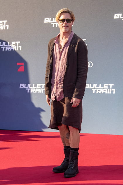 Brad Pitt en jupe marron