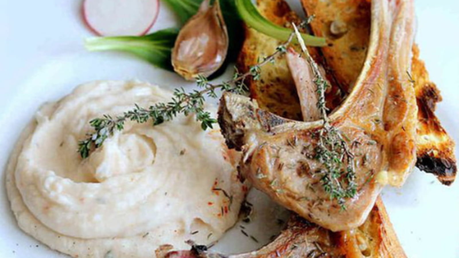 Côtelettes d'agneau grillées au thym, purée d'haricots tarbais