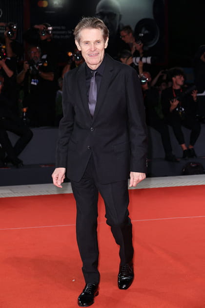 Willem Dafoe en costume noir