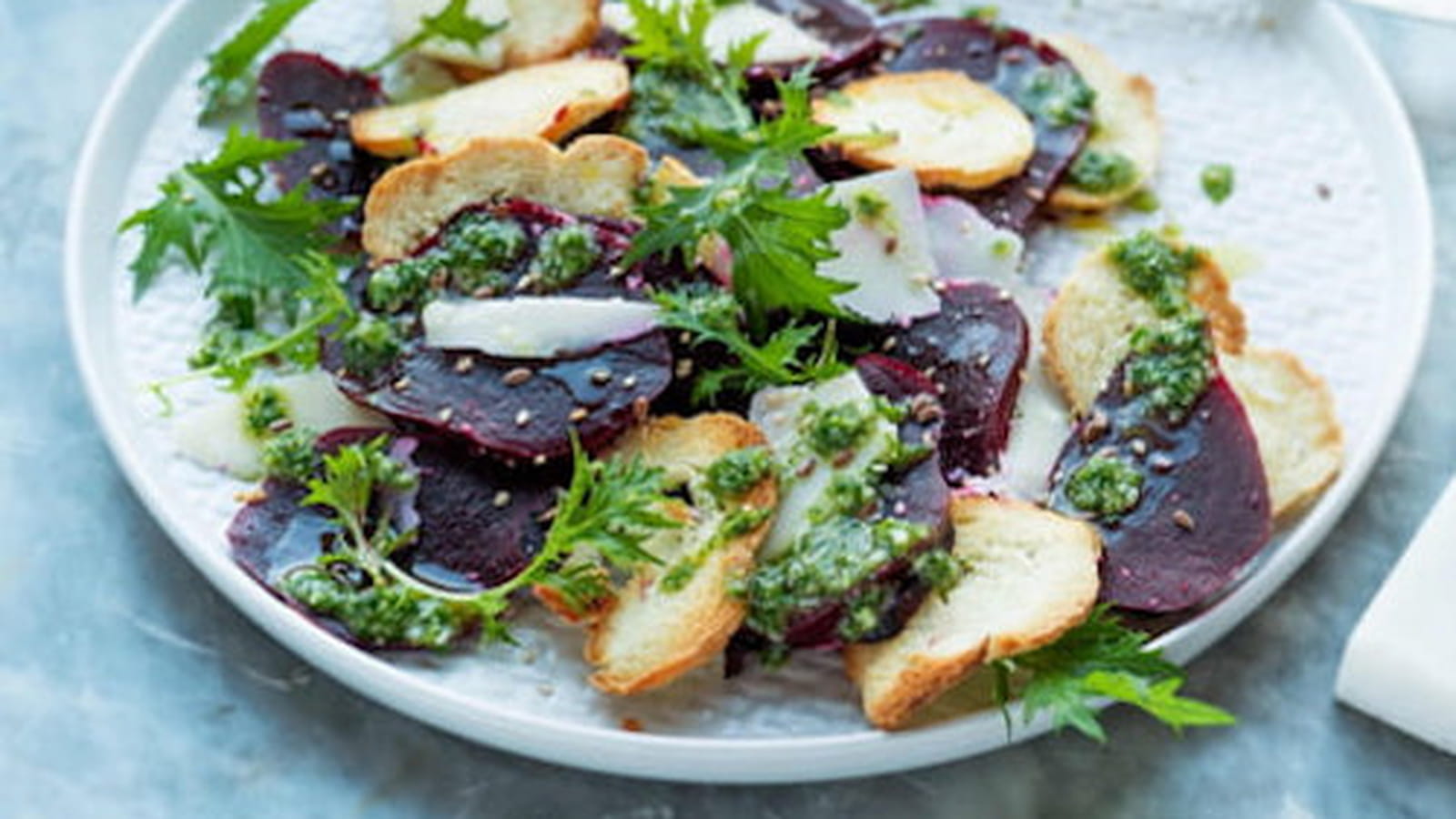 Salade de betterave rouge, parmesan et sauce aux herbes