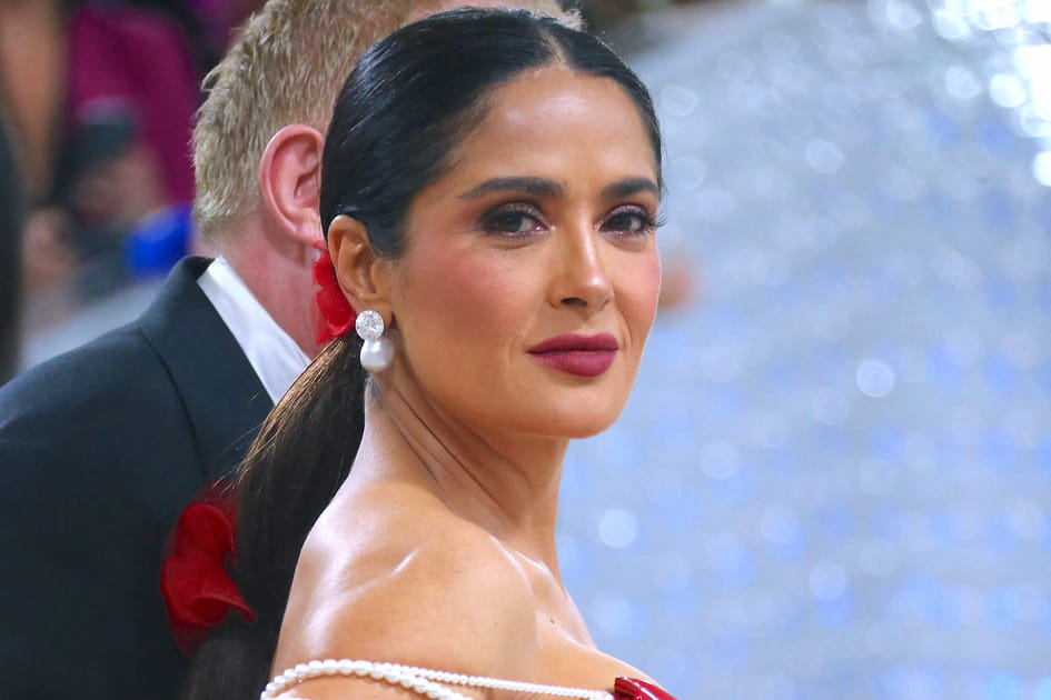Salma Hayek, glamour avec sa queue-de-cheval basse plaqu&eacute;e