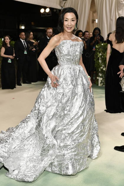 Michelle Yeoh semble v&ecirc;tue d'un immense rouleau de papier alu