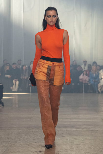 Pull orange et pantalon transparent aper&ccedil;us sur le d&eacute;fil&eacute; Helmut Lang