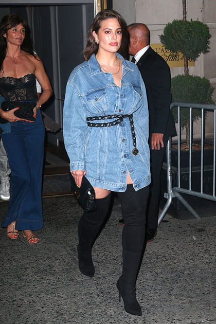 Ashley Graham en robe en jean et cuissardes