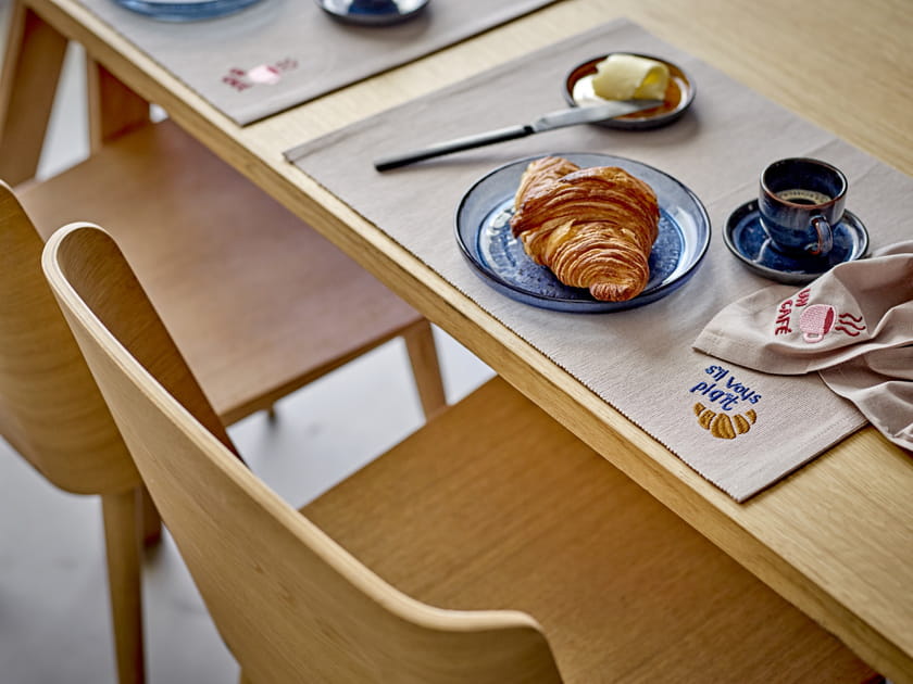 R&eacute;veil en douceur avec cet accessoire brod&eacute; qui passe &agrave; table d&egrave;s le petit d&eacute;jeuner